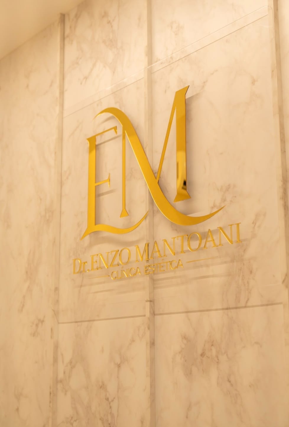 Logotipo Dr. Enzo Mantoani na parede