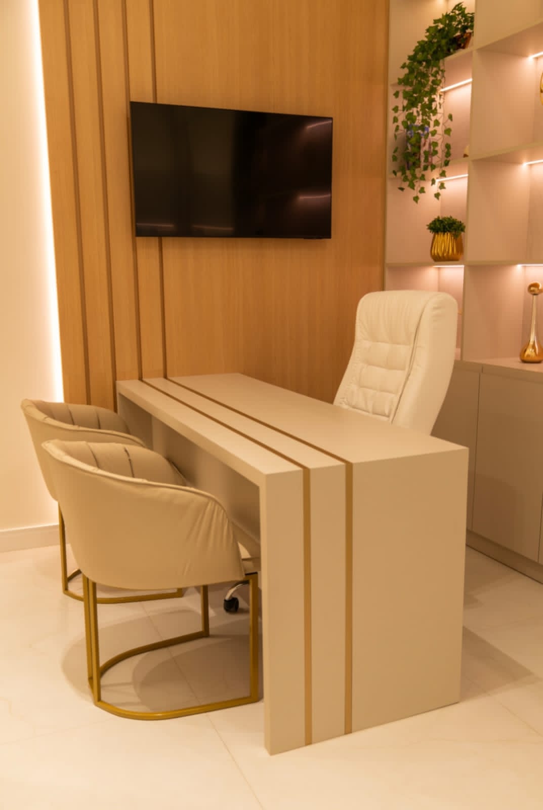 Sala de atendimento com mesa e cadeiras