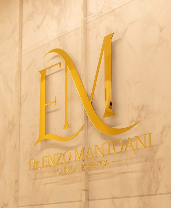 Dr. Enzo Mantoani em atendimento de estética facial